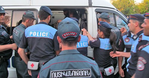 Сотрудники полиции во время задержания. Фото Тиграна Петросяна для "Кавказского узла"