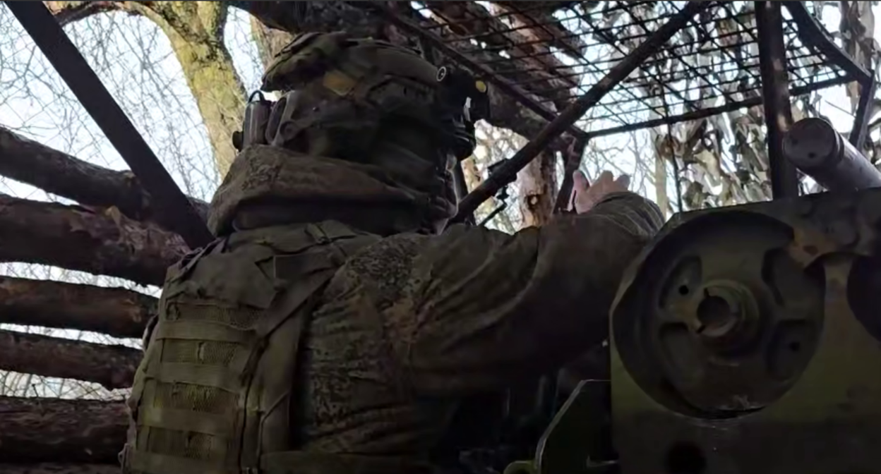 Российский боец. Стоп-кадр видео из telegram-канала Минобороны России от 07.12.25, https://t.me/mod_russia/59187. Российский боец. Стоп-кадр видео из telegram-канала Минобороны России от 07.12.25, https://t.me/mod_russia/59187.