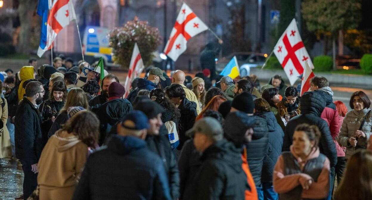 Протестующие на Руставели 21 апреля 2026 года. Фото: Nino Kikvadze / Publika Протестующие на Руставели 21 апреля 2026 года. Фото: Nino Kikvadze / Publika