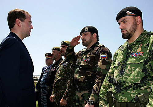 Д.А.Медведев с сотрудниками МВД Чечни. Фото предоставлено пресс-службой Президента России