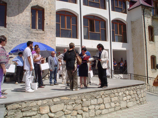 Министр Нарине Агабалян и Виген Аветис вручают грамоты и дарят подарки от министерства Культуры.