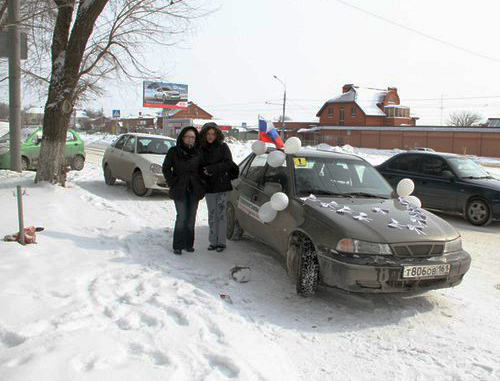 Участники автопробега в рамках всероссийской акции "За честные выборы!" в Ростове-на-Дону под названием "Белые улицы". 19 февраля 2012 г. Фото предоставлено организаторами мероприятия.