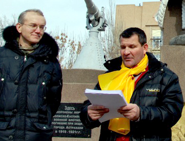 Василий Ворох зачитывает резолюцию митинга "За честные выборы". Слева -депутат областной думы Олег Шеин. Астрахань, 26 февраля 2012 г. Фото Сергея Кожанова