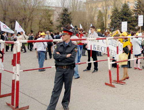 Два митинга на площади Ленина в Волгограде: слева - митинг в поддержку Олега Шеина, организованный движением за честные выборы"За честные выборы"; справа - митинг против политической голодовки в Астрахани. 17 апреля 2012 г. Фото Оксаны Загребневой для "Кавказского узла"