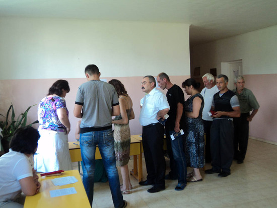 Избирательный участок №2 в г.Степанакерте. Идёт регистрация.