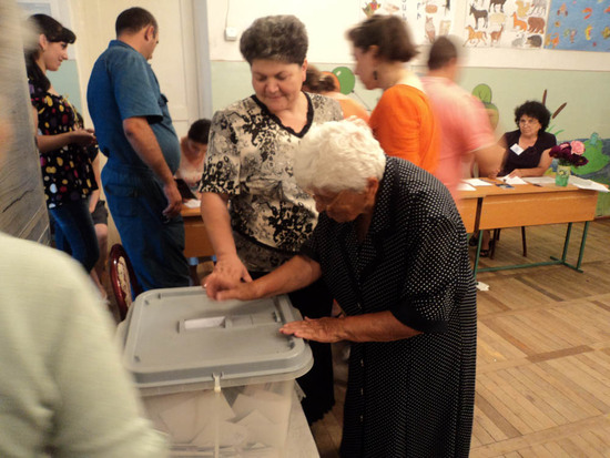 Участок №28 г.Степанакерта. Бабушка решила сама прийти на голосование, отказалась, чтобы кпришли к ней домой сотрудники избирательного участка.