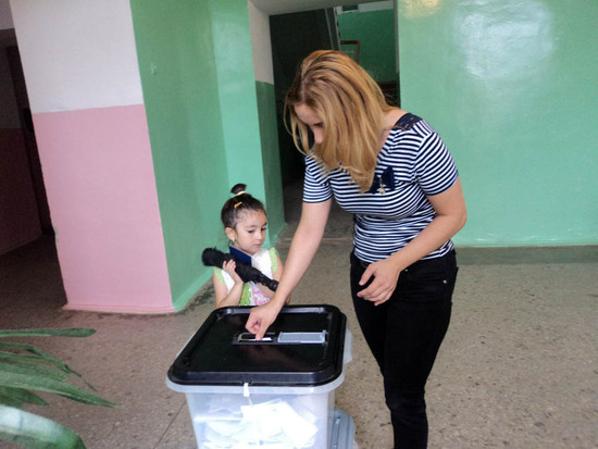 Избирательный участок №1 г.Степанакерта. С мамой на выборы.