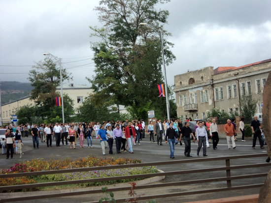 Люди нескончаемым потоком идут к Мемориальному комплексу...