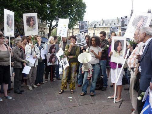 Митинг на площади Сан-Мишель в Париже собрал 150 человек. Фото Convoi Syndical