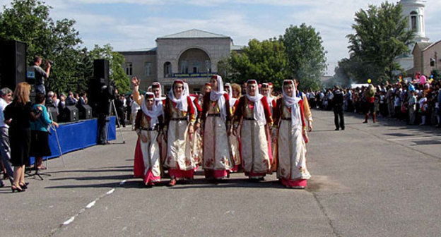 День чалтыря. Центральная площадь Чалтырь. Армяне в Чалтыре. Чалтырь люди. Чалтырь жители.