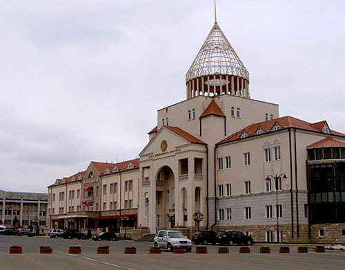 Здание парламента Нагорного Карабаха в Степанакерте. Фото с сайта http://merhayrenik.narod.ru