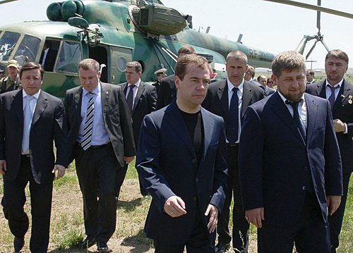 А.Г. Хлопонин (слева), Д.А. Медведев, Р.А. Кадыров, А.С.Делимханов (справа) по прибытии в село Центорой. Чечня, 14 июня 2010 года. Фото предоставлено пресс-службой Президента России