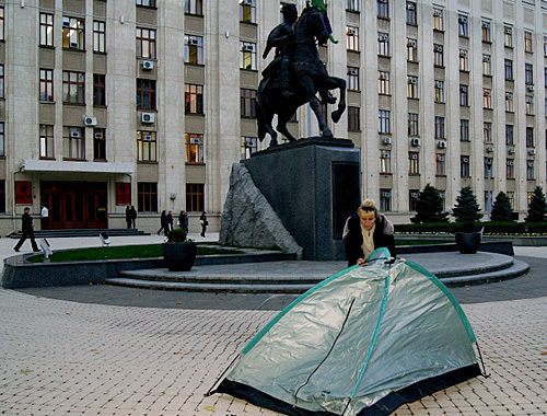 Ирина Колесникова выставляет палатку у здания администрации Краснодарского края, 27 октября 2010 года. Юлия Яковлева специально для "Кавказского узла"