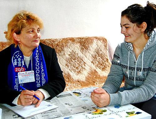 Северная Осетия, селение Црау. Переписчица Тамара Зангиева (слева) заполняет анкету местной жительницы Роксаны, учащейся 11 класса. 22 октября 2010 года. Фото "Кавказского узла"