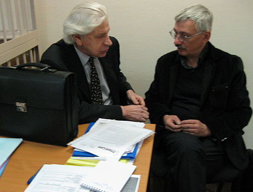 Олег Орлов (справа) и его адвокат Генри Резник на судебном заседании 14 октября 2010 года. Фото "Кавказского узла"
