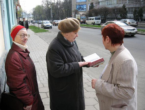 Свидетель Иеговы проповедует на улице. Фото: noterror.ru