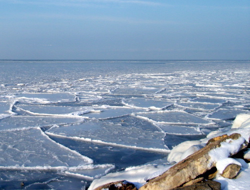 Замерзшее Каспийское море у городского пляжа Махачкалы. 30 января 2012 г. Фото: aminyuta.livejournal.com