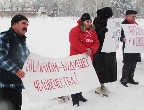 Ставрополь, 23 февраля 2012 г. Участники митинга с требованием отставки руководства Минобороны РФ. Фото Константина Ольшанского для "Кавказского узла"