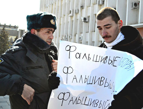 Cотрудники полиции пресекли попытку проведения перед зданием мэрии одиночного пикета против нарушений на выборах. Ставрополь, Пятигорск, 10 марта 2012 г. Фото Аллы Савиной для "Кавказского узла"