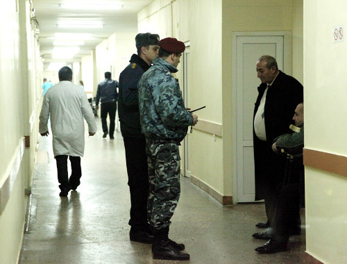 В медицинском центре Святого Григора Лусаворича у палаты раненного Паруйра Айрикяна. Ереван, 31 января 2013 г. Фото Арсена Саркисяна /Новости Армении – NEWS.am