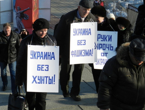 Жители Волгограда идут на митинг в поддержку русскоязычного населения Украины. Волгоград, 4 марта 2014 г. Фото Татьяны Филимоновой для "Кавказского узла"