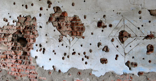 Стена здания со следами пуль, оставленных в результате штурма Грозного в 1994 г. Фото Магомеда Магомедова для "Кавказского узла"