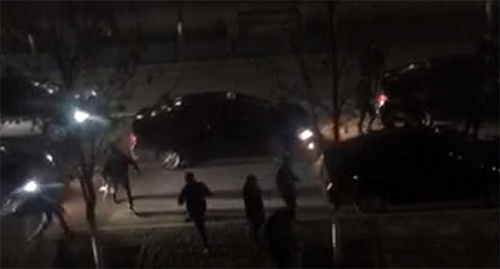 Вооружённые люди на улице Грозного, ночь с 3 на 4 декабря 2014 год. Фото: Стоп-кадр видео "Кавказского узла"
