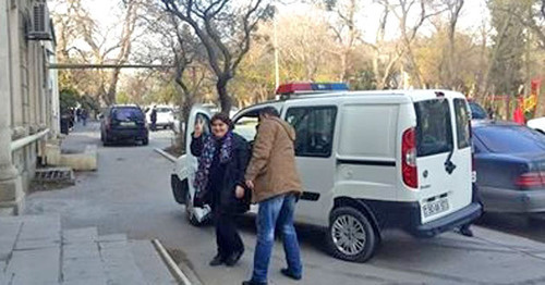 Хадиджа Исмайлова возле Сабаильского районного суда Баку. 5 декабря 2014 г. Фото Ульви Гасанли 