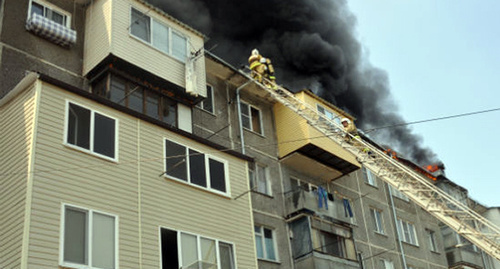 Пожар в пятиэтажке, Нальчик. Фото: http://fedpress.ru/sites/fedpress/files/mcggs/news/1_30.jpg