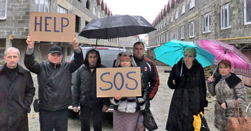 Обманутые дольщики во время акции протеста против сноса коттеджей в микрорайоне Макаренко. Сочи, 31 января 2015 г. Фото Светланы Кравченко для "Кавказского узла"