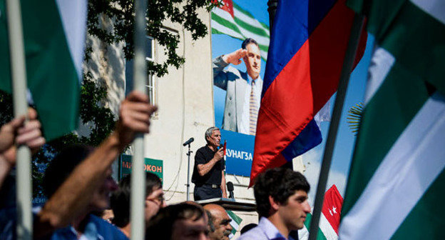 Участники митинга в поддержку президента Абхазии держат флаги России и Абхазии. Сухум, 29 мая 2014 г. Фото: Нина Зотина и Наталья Евсикова http://www.yuga.ru/