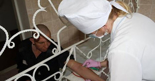 Оказание медицинской помощи в тюрьме. Фото предоставлено Комитетом «Гражданское содействие» и SECOURS CATHOLIQUE - CARITAS FRANCE при поддержке Европейской комиссии