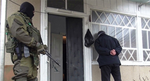 Задержание во время спецоперации. Фото: http://nac.gov.ru/nakmessage/2015/04/07/v-kbr-provedena-kontrterroristicheskaya-operatsiya.html