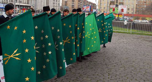 Черкесский флаг на пикете в поддержку сирийских черкесов. Москва, 2012 год. Фото: Али Кунаш