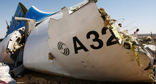 Фрагмент фюзеляжа разбившегося в Египте 31 октября 2015 года Airbus A321 авиакомпании "Когалымавиа". Фото: http://www.mchs.gov.ru/dop/info/smi/news/item/5230973/