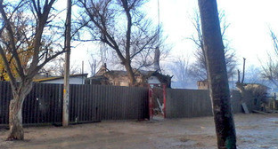 Дом сгорел в результате спецоперации в Калмыкии. 17 ноября 2015 г. Фото https://08.mvd.ru/news/item/6781423/