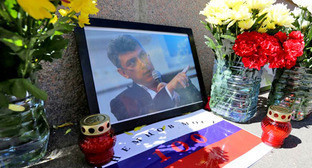 Цветы и портрет Бориса Немцова на месте убийства на Большом Москворецком мосту. Фото: Ivan Trefilov (RFE/RL)