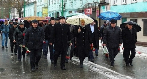 Участники митинга. Фото: http://flnka.ru/novosti/11982-bolee-500-zhiteley-kizlyara-proveli-miting-v-godovschinu-vooruzhennogo-napadeniya-na-gorod-otryada-radueva.html