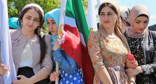 Участницы первомайской демонстрации в Грозном. 1 мая 2015 года. Фото Магомеда Магомедова для "Кавказского узла".