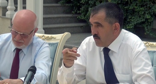 Юнус-Бек Евкуров (справа) и председатель СПЧ Михаил Федотов на встрече. 3 мая 2016 года. Скриншот видеозаписи, Tvrain.ru