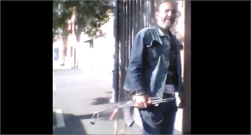 Один из участников нападения на здание полиции в Ереване. Скриншот из видеозаписи Арега Кюрегяна, Facebook.com/areg.kyureghyan