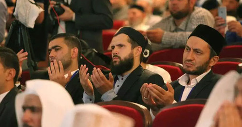 Участники исламской конференции "Кто они – последователи сунны?". Грозный, 27 августа 2016 г. Фото http://www.grozny-inform.ru/multimedia/photos/76235/