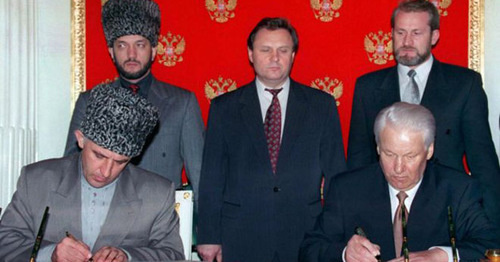 Борис Ельцин (справа) и Аслан Масхадов подписали соглашение между Россией и Чечней. Москва, 12 мая 1997 г. Кадр из видео пользователя raisa andreevna https://www.youtube.com/watch?v=maoUL48e4Ew