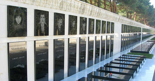 Могилы жертв Чёрного января на Аллее Шахидов в Баку.  Фото Interfase https://ru.wikipedia.org