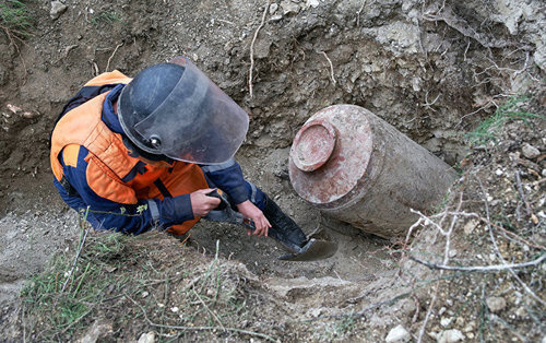 Сапёр разминирует авиабомбу времён ВОВ. Фото © Sputnik / Василий Батанов
 http://sputnik-ossetia.ru/North_Ossetia/20170505/4109797.html