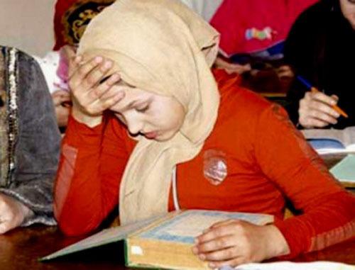 <span>Ученица в хиджабе. Фото <a class="linkclass" href="http://www.islamnews.ru">http://www.islamnews.ru</a></span>