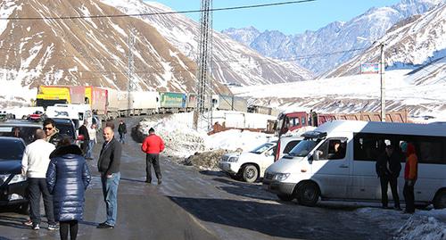 Водители и пассажиры пережидают "пробку" на Военно-Грузинской дороге . Фото Ахмеда Альдебирова для "Кавказского узла"