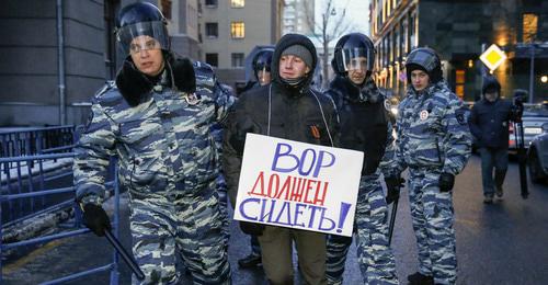 Полиция задерживает участника акции протеста против коррупции. Москва, декабрь 2014 г. Фото REUTERS/Tatyana Makeyeva (RUSSIA - Tags: BUSINESS CRIME LAW POLITICS CIVIL UNREST)