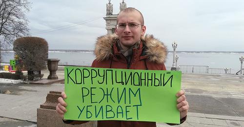 Вячеслав Дудников в одиночном пикете. Волгоград, 27 марта 2018 г. Фото Татьяны Филимоновой для "Кавказского узла"