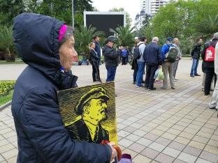 Пенсионерка пришла на митинг в Сочи портретом Ленина. 22 апреля 2018 год. Фото: Светлана Кравченко для "Кавказского узла",
